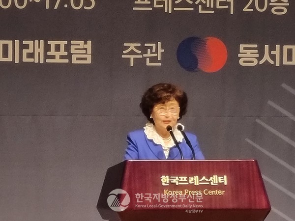 이날 행사에 참석한 김명자 카이스트 이사장이 축사에서 동서미래포럼의 큰 역할을 당부했다(사진=조용원 기자)