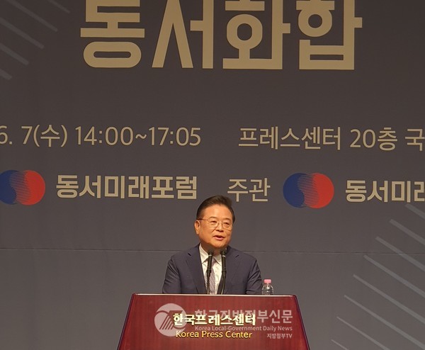 우동기 대통령직속 국가균형발전위원장이 축사를 통해 대구 2.28 민주의거의 의의와 정신을 깅조히고 이의 계승과 김대중 대통령의 화해정신 계승을 통한 동서화합을 역설했다(사진=조용원 기자)