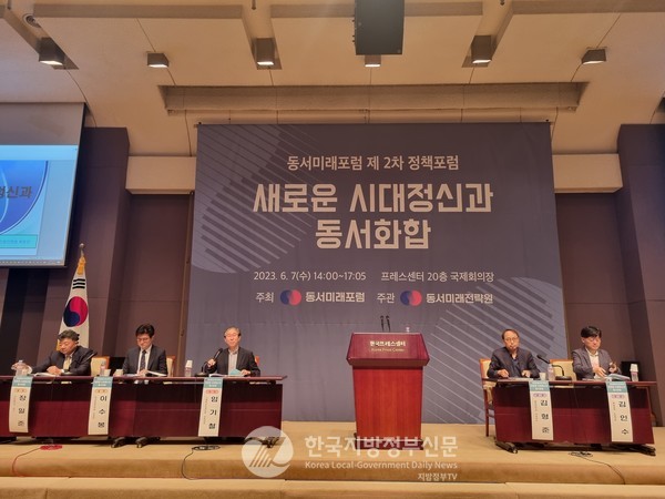 정책포럼 주제발표에서 토론 참석자들은 "내년 총선은 정치교체를 위한 총선이 되어야 한다” "대구-광주 클러스터 개발 및 차세대 고속철 건설” 등 제안 사항을 발표했다.(사진=조용원 기자) 