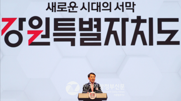 김진태 초대 강원특별자치도 도지사는 12일 현판 제막을 시작으로 특별자치도와 특별자치도의회, 특별자치도교육청으로서의 역사적인 공식 일정에 돌입했다.(사진=강원특별자치도청)