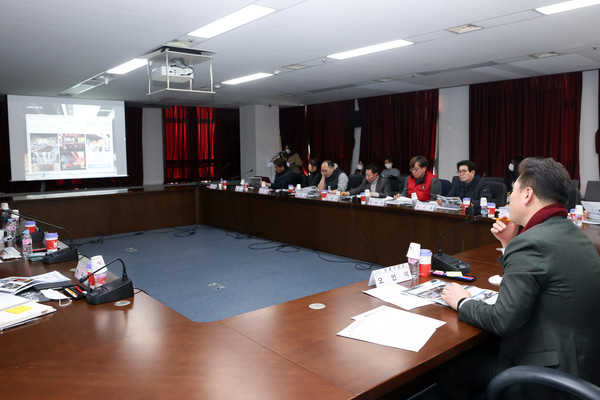 도봉구(구청장 오언석)가 지역 내 상권의 지속적인 성장기반과 경쟁력을 확보하기 위해 국내 우수시장(상점가) 현장 견학과 상권별 특성에 따른 맞춤형 컨설팅을 실시한다고 밝혔다. 도봉구 상권활성화 연구용역 최종보고회 및 상인 간담회 모습 (사진=도봉구청)
