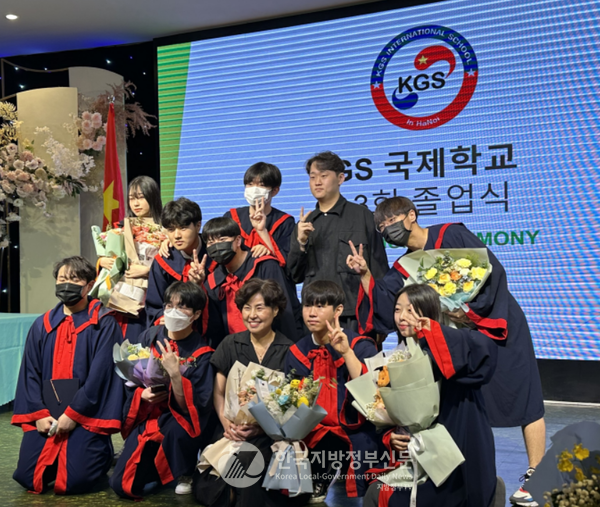 베트남 한국형 사립국제학교 KGS가 9일 하노이 쫑동회관에서 제3회 졸업식을 개최하고 초ㆍ중ㆍ고 학생 59명의 졸업생을 배출했다.(사진=KGS)