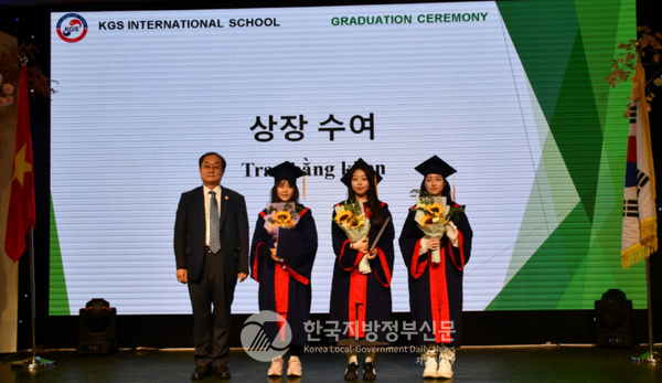 안경환 KGS 이사장(맨 왼쪽)이 장절상 수상자인 서아인(왼쪽 두번째), 구지연(오른쪽 두번째), 이윤정(맨 오른쪽)과 기념 사진을 찍고 있다(사진=KGS)