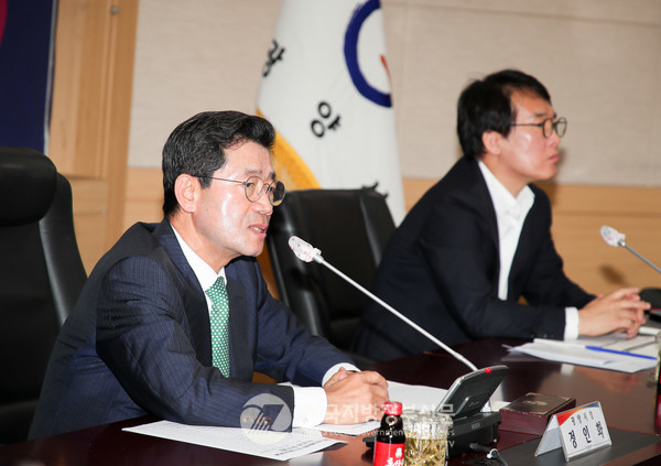 정인화 광양시장(왼쪽)이날 보고회에 참석해 이차전지는 미래산업의 핵심이자 광양의 전략산업이라며 기회발전특구 지정으로 세계 배터리산업의 메카로 만들겠다고 밝혔다(사진=광양시청)