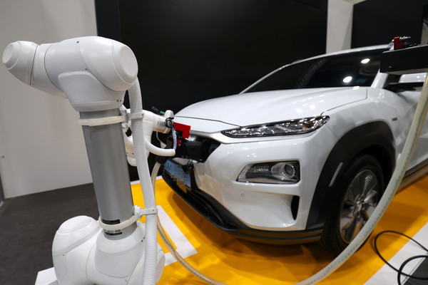 서울시가 전국 최초로 로봇을 활용해 비대면, 비접촉으로 전기차를 충전하는 ‘무인 로봇충전시스템’ 전기차 충전 실증 사업을 추진한다. 무인 로봇충전기 이용 모습 (사진=서울시청)