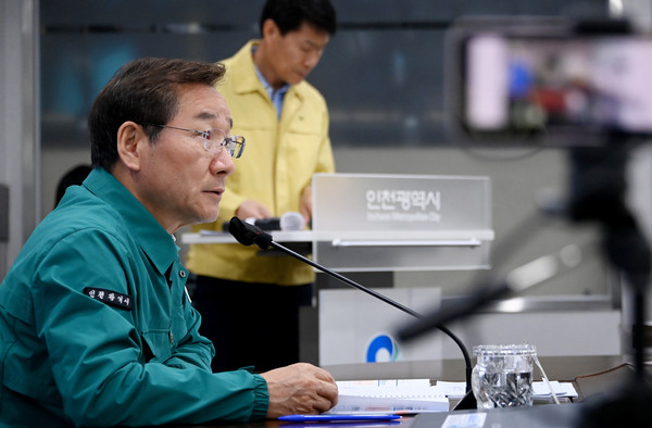 유정복 인천광역시장이 13일 시청 재난안전상황실에서 열린 '2023 재난대응 안전한국훈련 재난안전대책본부 회의'에서 영종대교 50중 추돌사고 및 공항철도 단전사고 대응 훈련을 하고 있다. (사진=인천시청)