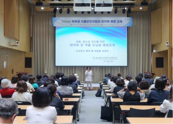 서울시는 학교 주변, 학원 밀집가 등 청소년 생활 공간까지 파고드는 마약을 감시하기 위해 631명 ‘학부모 식품안전지킴이’가 어린이 식품안전보호구역에서 ‘마약류 의심 식품’을 모니터링하고, 발견 시 경찰에 즉시 신고해 우리 아이들로부터 마약 접근을 신속하게 차단한다. (사진=서울시청)