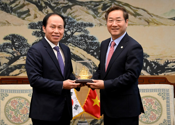 유정복 인천광역시장이 14일 송도 G타워에서 베트남 하이퐁시 레 띠엔 쩌우 당서기와 양도시간 협력방안을 논의한 뒤 기념촬영을 하고 있다. (사진=인천시청)