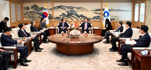 유정복 인천광역시장이 14일 송도 G타워에서 베트남 하이퐁시 레 띠엔 쩌우 당서기와 양도시간 협력방안을 논의하고 있다. (사진=인천시청)