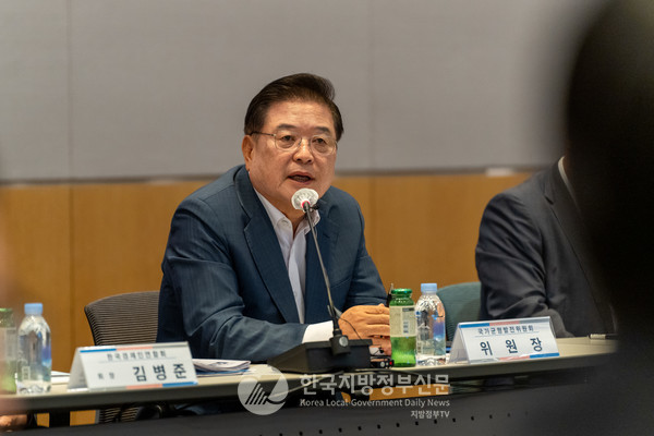  대통령직속 국가균형발전위원회 우동기 위원장이 14일 전국경제인연합회 컨퍼런스센터에서 개최된 ‘지방분권형 국가경영시스템 구축’ 연구용역 착수보고회에서 인사말을 하고 있다(사진=국가균형발전위)