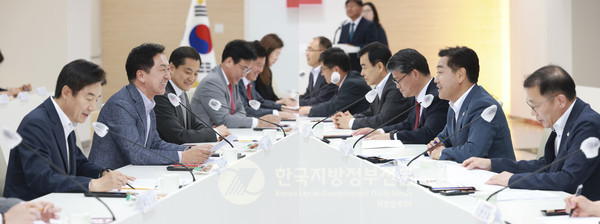 김기현 국민의힘 당대표(왼쪽 두번째)와 김관영 전북지사(오른쪽 두번째)가 예산정책협의를 하고 있다(사진=전북도청)