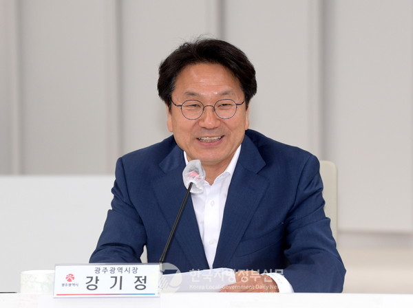 강기정 광주시장이 김기현 국민의힘 당대표와 예산정책협의를 하고 있다(사진=광주시청)