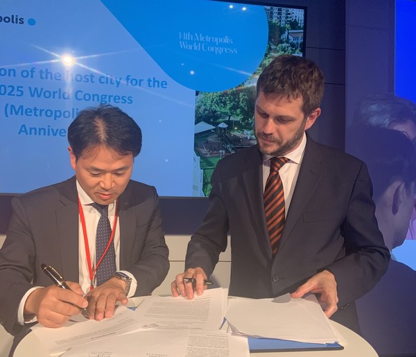 (좌) 김기현 신산업정책관-(우) 조르디 바커 메트로폴리스 사무총장이 제 14차 총회 개최지 선정 협약식에 서명을 하고 있다. (사진=서울시청)
