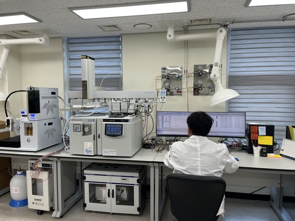 김포시 ‘맑은물사업소 먹는물검사기관(소장 박정우)’은 2023년 먹는물 분야 국제숙련도 시험에 참가해 ‘우수 분석기관(Laboratory of Excellence) 인증’을 받았다. (사진=김포시청)