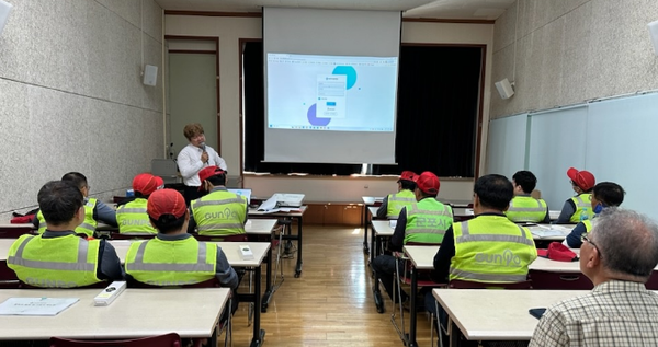 군포시는 16일 전국 지방정부 최초로 스마트워치로 환경미화원 안전관리 솔루션을 도입했다고 밝혔다. 스마트워치활용교육을받고있는군포시환경미화원들 모습 (사진=군포시청)