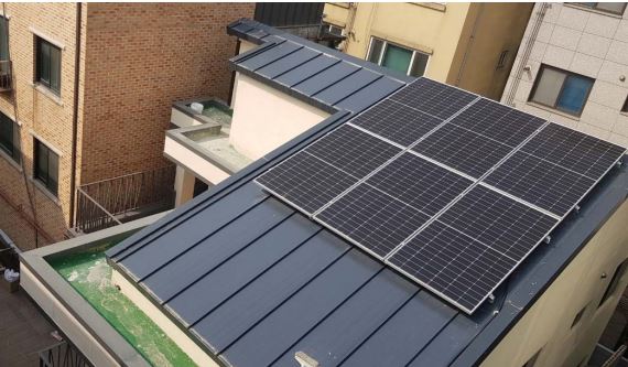  올여름 이른 무더위와 전기요금 인상으로 여름철 냉방비 부담이 커지는 가운데, 서울시가 저탄소 건물 전환으로 기후변화 취약계층이 이용하는 공공 경로당, 어린이집의 에너지 비용 절감에 나선다. 자양2경로당 신재생에너지 시설 모습 (사진=서울시청)