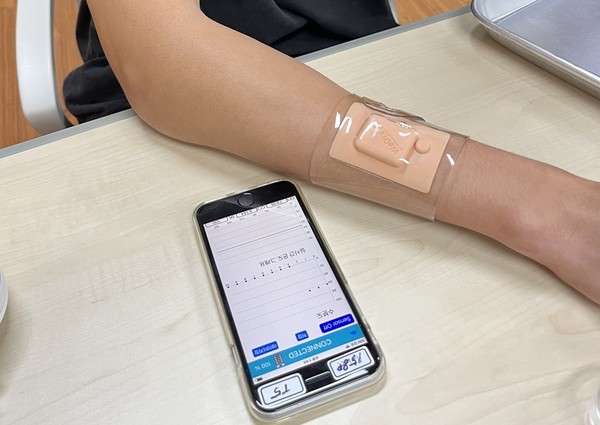 경기도가 간편하게 피부에 부착하면 실시간으로 생체신호를 분석해 아토피나 천식 등 환경성질환을 예방·관리할 수 있는 프로그램을 도입했다. (사진=경기도청)