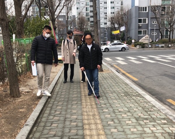 노원구는 시각장애인의 안전한 보행을 위해 점자블록 주변 가로시설물 전수조사를 완료하고 개선공사도 시행 중이다. (사진=노원구청)