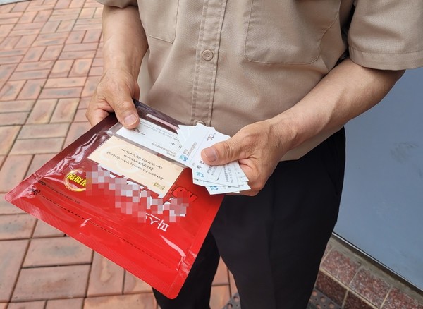 풍무동지사협 민간위원으로부터 파스와 명함을 받은 한 경비원. 앞으로 위기가구를 발견했을 때 파스를 전해주며 명함에 적힌 번호로 전화할 것을 알려주는 중요한 역할을 하게 된다. (사진=김포시 풍무동 행정복지센터)