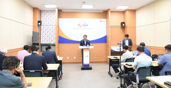 이종성 환경국장은 20일 언론브리핑을 통해 “시흥시는 생태 복원과 환경 갈등 해결의 역사인 시화호를 비롯해 경기도 유일의 내만형 갯골, 300년 역사의 호조벌 등을 품은 생태도시”라며 2025년까지 지속가능한 미래를 만드는 환경교육도시를 조성하겠다고 밝혔다. (사진=시흥시청)