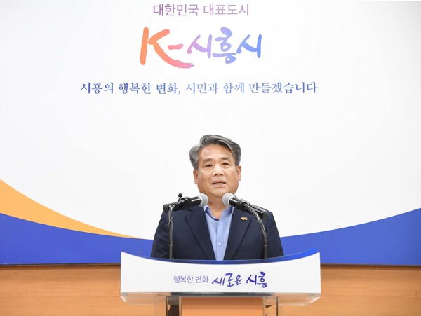 이종성 환경국장은 “사람과 자연이 조화로운 생태도시, 생태적 소양을 갖춘 57만 환경 시민의 도시, 자발적인 환경 학습과 실천을 통해 탄소중립 사회를 실현하는 환경교육도시 시흥으로 도약할 수 있도록 최선을 다하겠다”라고 말했다. (사진=시흥시청)