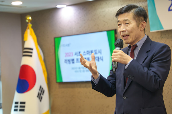 전성수 서초구청장은 “서초구 스마트도시 리빙랩은 주민들이 능동적으로 참여해 일상생활에서 간과하기 쉬운 불편한 사항들을 발굴하고 개선하는 정책을 마련한다는 점에서 의미가 크다”고 밝혔다. (사진=서초구청)