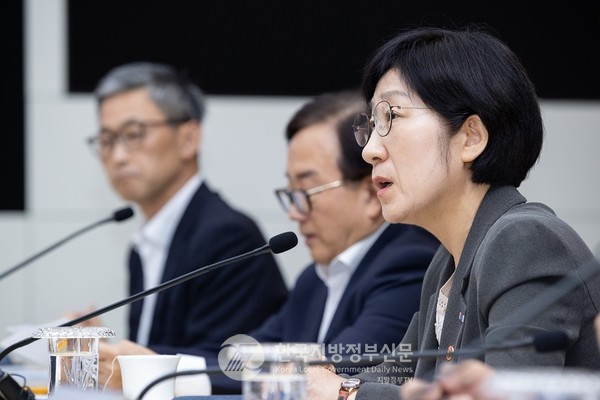 한화진 환경부장관(맨 오른쪽)이 20일 오후 삼성디스플레이 아산사업장에서 첨단산업 환경규제혁신 간담회를 주재하고 있다.(사진=환경부)