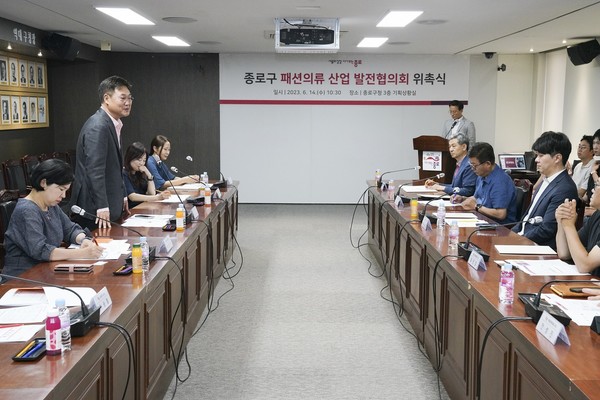 정문헌 구청장은 “패션의류 산업 활성화에 기여할 실질적이고 근본적인 정책을 추진해 고부가가치 산업으로 거듭날 수 있도록 노력하겠다”고 밝혔다. (사진=종로구청)