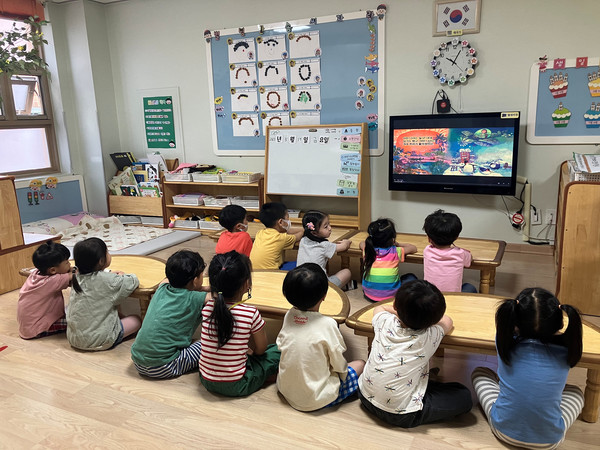 도봉구(구청장 오언석)가 국공립어린이집 20개소에 영상도서관을 도입하고 어린이집 교육 프로그램 콘텐츠 확충 및 영유아 프로그램 개선에 나선다고 밝혔다. (사진=도봉구청)