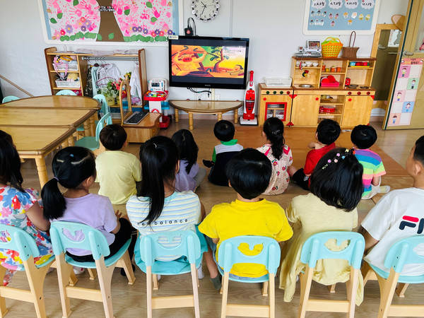 도봉구 국공립어린이집 원생들이 영상 도서를 시청하고 있다. (사진=도봉구청)