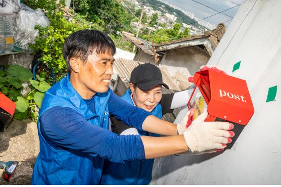 서울시설공단(이사장 한국영)이 취약가구를 대상으로 ‘동행 우편함’ 설치를 진행해 시민들의 불편함 해소에 나섰다. (사진=서울시설공단)