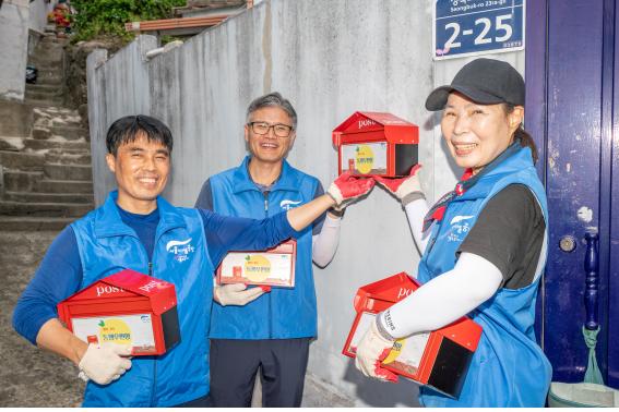 서울시설공단 직원들이 22일 서울 성북구 북정마을에서 취약가구를 대상으로 ‘동행우편함’ 달아주기 행사를 진행했다. (사진=서울시설공단)