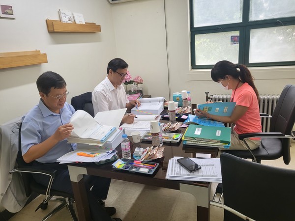 송파구(구청장 서강석)가 관내 사회복지시설 운영의 공공성과 전문성을 높이고 청렴문화를 확산하기 위해 구립 어린이집, 키움센터, 노인복지관 등 30개소를 대상으로 행정컨설팅을 제공한다고 밝혔다. 송파구 사회복지시설 행정컨설팅 실시 현장 모습 (사진=송파구청)