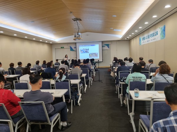 인천광역시(시장 유정복)는 23일 송도 컨벤시아에서 아파트 관리자 및 군·구 화학사고 담당자 등 100여 명을 대상으로 화학사고 발생에 대비한 주민대피 교육을 실시했다고 밝혔다. (사진=인천시청)