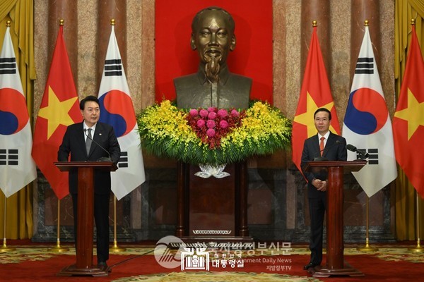 윤석열 대통령과 보 반 트엉 베트남 국가주석은 23일(현지시간) 오전 95분간의 정상회담을 연 뒤 ‘포괄적 전략 동반자 관계 이행을 위한 행동계획’을 채택하는 언론공동발표문을 설명하고 있다(사진=대통령실)