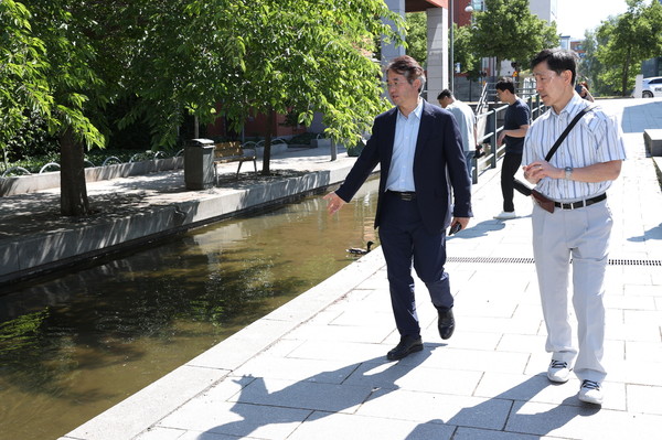 이동환 고양특례시장은 25일(현지시각) 스웨덴의 대표적인 저탄소 녹색도시인 하마비 허스타드와 대중문화 콘텐츠 성공사례인 아바박물관을 방문했다. 허마비 허스타드 수변시설을 살펴보는 이동환 고양특례시장 (사진=고양시청)