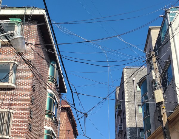 서울 강북구(구청장 이순희)는 과학기술정보통신부 ‘인입선 공용화 시범사업’에 선정됐다고 26일 밝혔다. 기존 실타래 같이 얽힌 공중케이블 사진 (사진=강북구청)