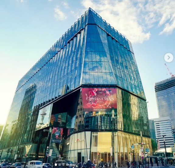 서울시가 27일(화) 16시, 일본 도쿄 롯데면세점 긴자점 내 서울패션위크 브랜드 전용관 개관 행사를 갖고 본격적인 운영에 들어간다고 밝혔다. 참고 사진은 일본 도쿄 롯데면세점 긴자점 모습 (사진=서울패션위크 공식 SNS)