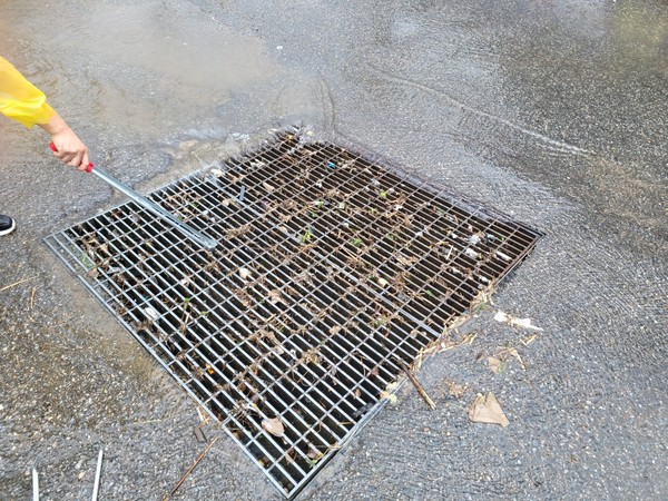 김포시는 29일 호우주의보가 발효됨에 따라, 여름철 풍수해 특별대책으로 집중호우 대응 도로점검·빗물제거반(이하 빗물제거반)의 본격적인 운영에 들어갔다. (사진=김포시청)