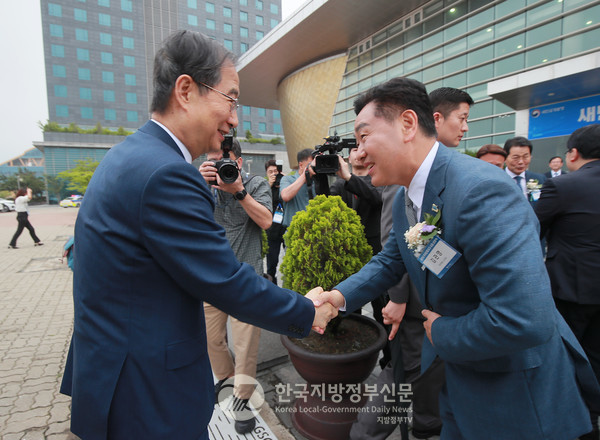 이날 선포식에 참석하기 위해 군산에 온 한덕수 국무총리(왼쪽)를 김관영 전북지사(오른쪽)가 반갑게 맞이하고 있다(사진=전남도청)