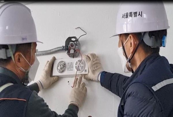 서울시가 소방 설치규정 강화와 다양한 안전시설 증가 추세에 발맞춰 개발한 소방품셈 10종 및 전기분야 소방품셈 전면개정 내용이 금년 7월부터 정부 품셈에 등재되어 전국적으로 시행된다고 밝혔다. 직원 현장 시공 참여 현장 모습 (사진=서울시청)