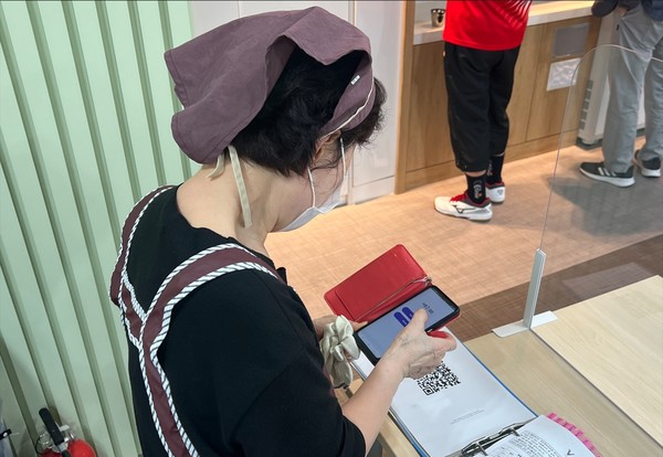 서울 서초구(구청장 전성수)는 기후변화, 취약계층의 고립, 고령화 등 사회적 문제를 해결하고, 주민 서로가 선한 영향력을 주고받는 지역사회를 만들기 위해 ‘착한 서초코인’ 사업을 이달부터 대대적으로 추진한다. 3.자원봉사 활동 통한 서초코인 적립 모습 (사진=서초구청)