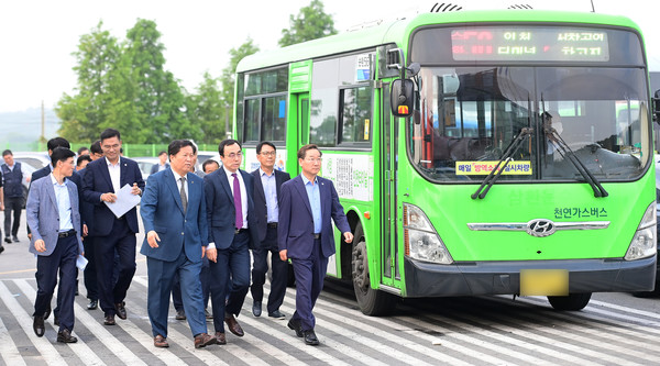 인천광역시는 유정복 시장이 취임 2년 차를 맞아 3일 새벽, 서창 공영버스 차고지를 방문해 버스운송 종사자들의 생생한 목소리를 듣고 감사한 마음을 전했다고 밝혔다. (사진=인천시청)