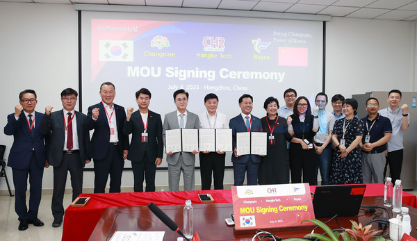 김태흠 충남도지사가 자매결연 등으로 인연을 맺은 중국 지방정부와의 교류 확대는 물론 현지 기업으로부터 4800만 달러(625억 원)의 외자를 유치하며 순방을 성공적으로 마쳤다. 투자유치 협약식 모습 (사진=충남도청)