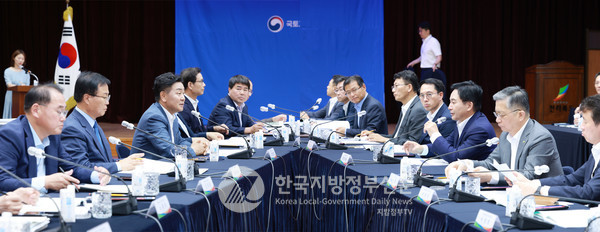 전북도는 5일 도청 대회의실에서 김관영 도지사, 원희룡 국토부장관, 정헌율 익산시장, 유희태 완주군수, 이한준 LH사장, 최정호 전북개발공사 사장 등이 참석한 가운데, 도내 신규 국가산단 성공추진을 위한 현안회의 개최했다(사진=전북도청)