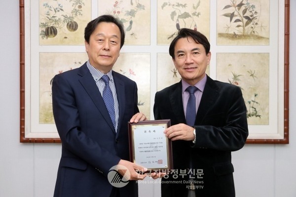 김진태 강원지사(오른쪽)가 지난해 11월 29일 아주대학교 산업공학과 이주연 교수(왼쪽)를 ‘제1대 강원도 기업호민관’으로 위촉해 시행하면서 다양한 규제 개선의 성과를 거두고 있다.(사진=강원도청)