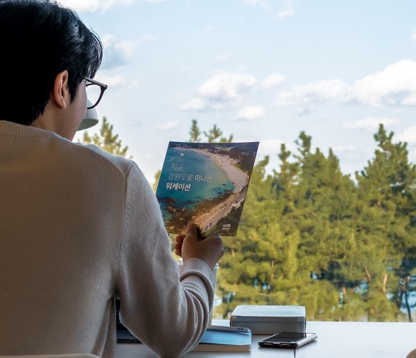 강원특별자치도와 강원관광재단(대표이사 강옥희)은 2021년부터 국내 주요 여행사와 연합으로 기업 및 근로자 대상 대한민국 워케이션 최적지로서 강원특별자치도 워케이션 특화상품전을 운영하였으며, 2023년에는 여기어때, 웹투어, 투어비스와 함께 총 58,142박을 판매하여 전년대비 24%가 증가했다. (사진=강원도청)