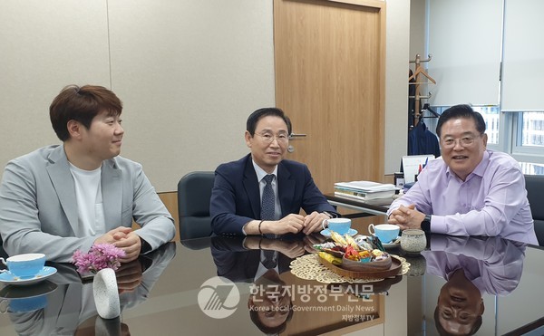 10일 공식 출범한 대통령직속 지방시대위원회 초대 위원장인 우동기 위원장(오른쪽)을 세종청사에서 만나 본지 정양기 발행인(중앙)과 조용원 취재본부장(왼쪽)이 특별대담을 나누고 있다.(사진=지방시대위원회)