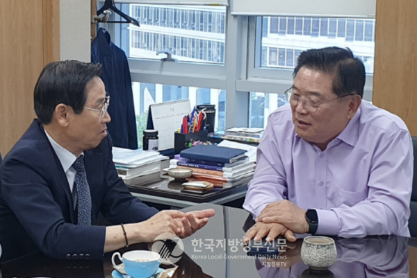 우동기 위원장(오른쪽)과 정양기 본지 발행인이 특별대담 후 현안 과제에 대해 진지한 대화를 나누고 있다(사진=조용원 기자)