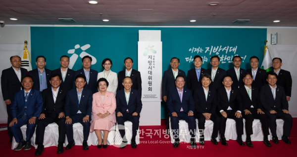 추경호 경제부총리겸 기획재정부 장관, 우동기 지방시대위원장, 이정현 지방시대위원회 부위원장, 이주호 사회부총리 겸 교육부 장관, 이철우 경북도지사, 원희룡 국토교통부 장관 등 지방시대위원들이 참석한 가운데 10일 오후 세종시 KT&G 세종타워에이 빌딩에서 대통령직속 지방시대위원회 출범 현판식이 열렸다.(사진=조용원 기자)